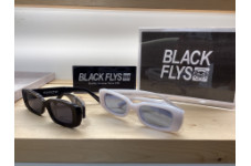 BLACK FLYS サングラス、約1.2万～2万円。高見えするごつめ厚みフレーム、調光・偏光レンズで個性際立つ。
