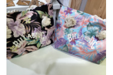 夏コーデの主役！BILLABONG花柄トート、軽量なのに収納力抜群！リゾート感満載で毎日がワクワク。