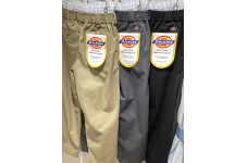 Dickiesチノパンツは、快適テーパードシルエット。ウエストゴム・ドローコードで、ワーク・ストリートに最適です。