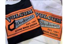 VOLCOM 半袖Tシャツ。ストリート×サーフの存在感抜群のデザイン。ゆったりシルエットで快適な着心地。