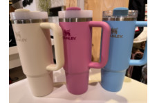 人気モデルが進化！スタンレー H2.0 真空スリムクエンチャー。長時間保冷、環境に優しいリサイクルステンレス製。