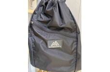 グレゴリーのナップサック。立体構造ですっきり収納。便利なジッパーポケット付きで、普段使いにもおすすめです。