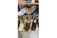 KEEN KNX T-TOEは、素足のような軽さで快適な履き心地。柔軟なソールとミニマムデザインで、旅行にもおすすめ