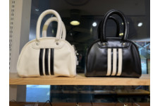 アディダスのレトロなミニボウリングバッグ。コンパクトで必需品に最適。取り外し可能なストラップでスタイル自在。