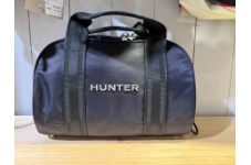 ハンターのプレミアムナイロンバレルバッグ。耐水性ナイロンとメタルロゴが魅力の、街歩きに最適なシックなバッグ。