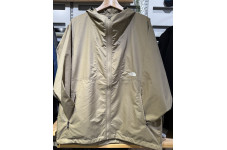 ザ・ノース・フェイスのコンパクトジャケット。はっ水加工と防風性を備え、旅先やアウトドアに最適な軽量シェルです。