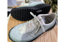KEEN KS MINO: スマートな見た目と高機能な履き心地を両立した、シティトレイルランナー。