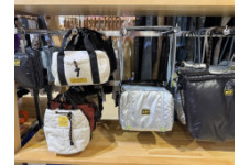 KiU パフィーギャザーハンドルバッグ：ダウン風のツヤと軽量感、はっ水加工のミニショルダー！お出かけ・旅行に。