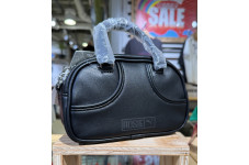 PUMA x ROSE コラボ：マイクロ グリップバッグ 1L。ストリートと洗練のPUMAバッグ。