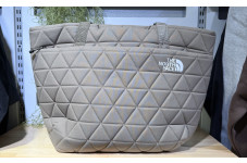 ノースフェイス ジオフェイストートは、13インチPC対応の15L高機能トートです。電子機器収納に最適です。