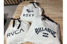 人気ブランドBILLABONG/ROXY/RVCAのロゴ入りギフトバッグをご用意！