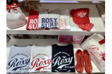 ムラサキスポーツ キャナルシティ博多店に、ROXY（ロキシー）のバレンタインカラーが新作が登場！