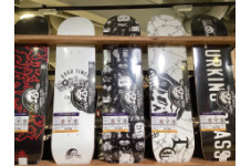 LURKING CLASS初のスケートボード。アパレル発の個性派デッキ！