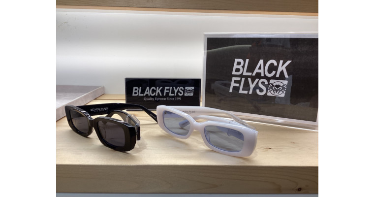 BLACK FLYS サングラス、約1.2万～2万円。高見えするごつめ厚み
