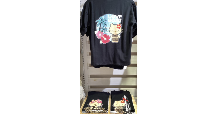 【AIR SPACE】Hello Kittyコラボ ビーチパーティー柄 Tシャツ SANRIO 'HELLO KITTY' SUMMER ビーチTシャツ｜フリークスストア